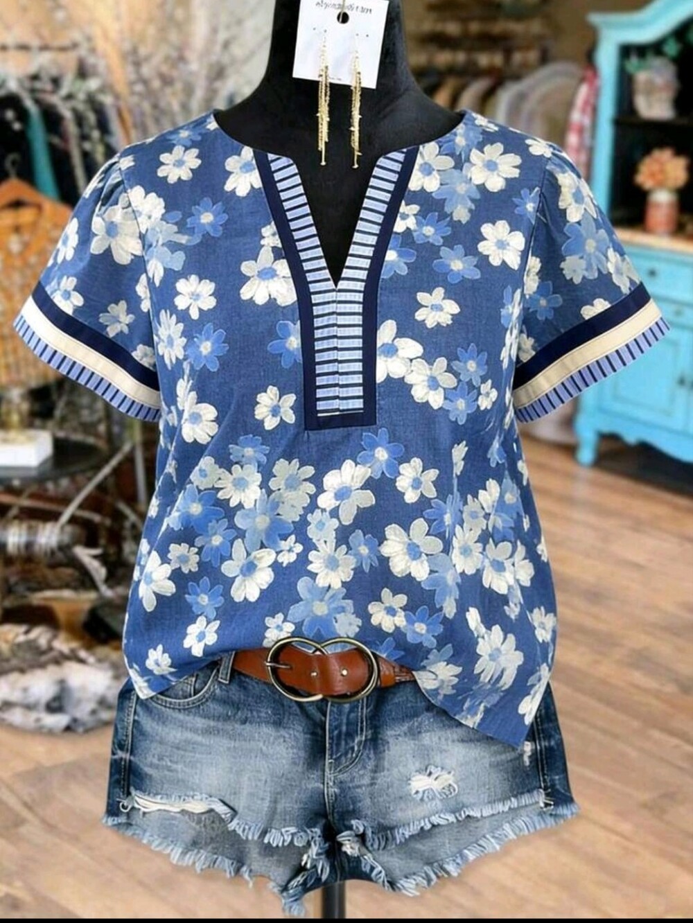 BRAND NEW ** Blue Floral V-Neck Short Sleeve Top